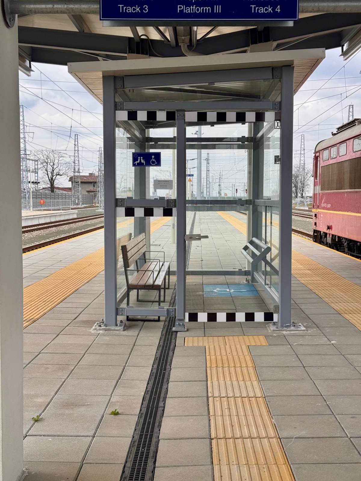 Lift connecting railway platforms