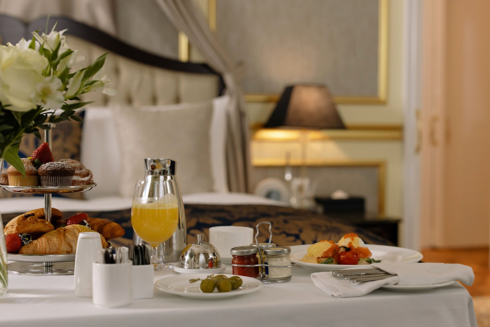Frühstückstisch im Hotelzimmer
