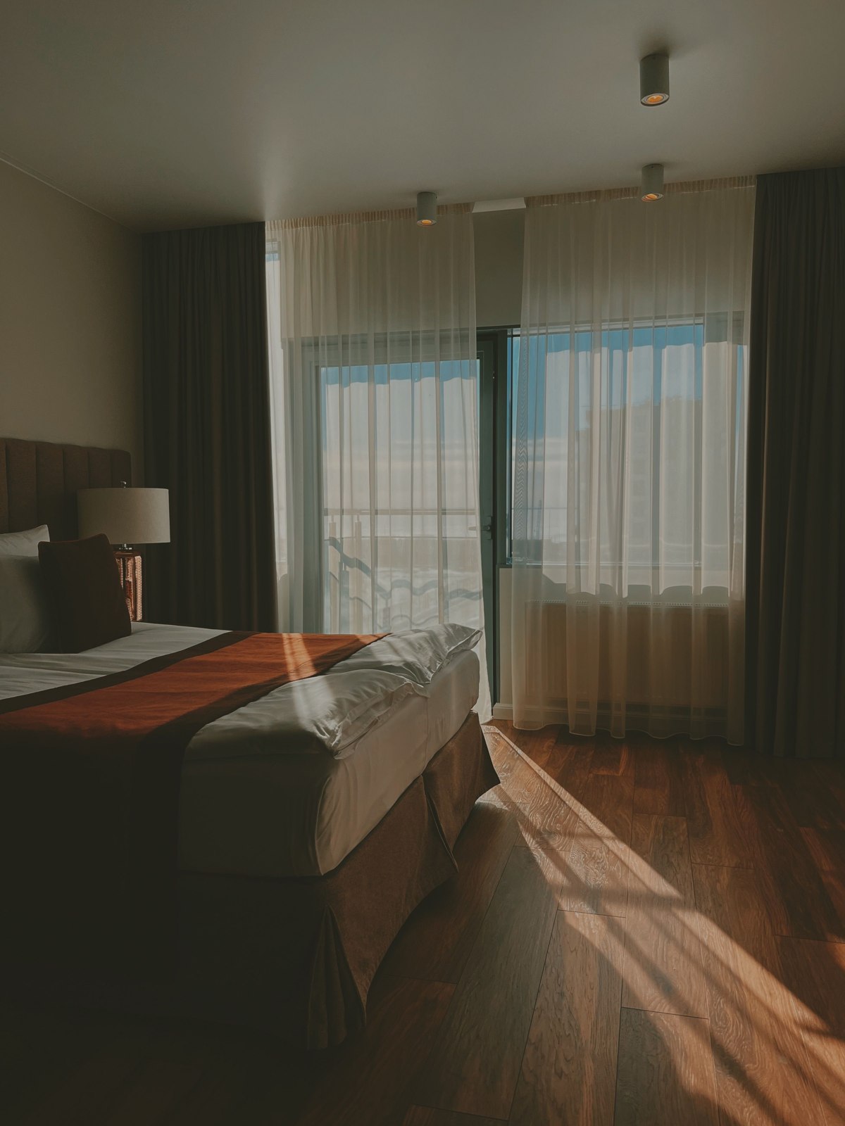 Hotelzimmer mit Vorhängen